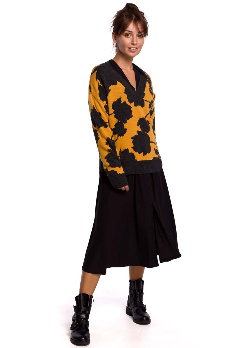 Floral V-neck Sweater - Model 3