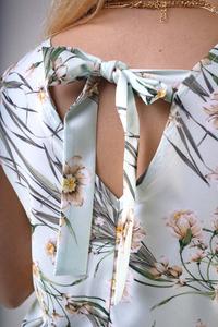 Sleeveless V-neck blouse - Patterned