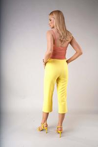 Elegant knee-length trousers with a straight leg - Yellow